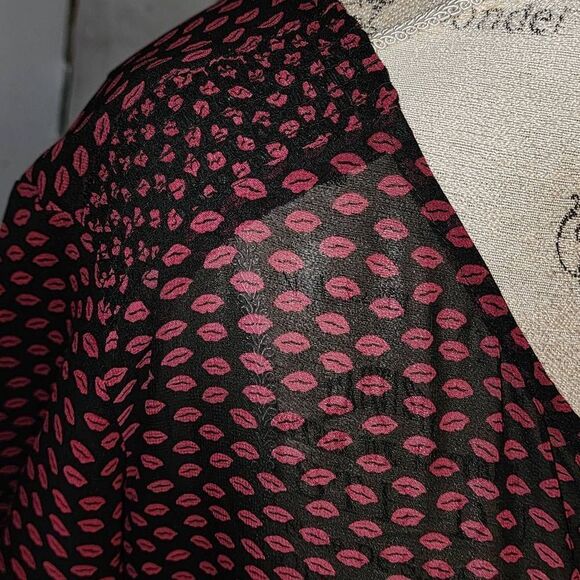 Torrid Womens Red Black Lips Kisses Sheer Blouse Valentines Day 3 3X‎ - Picture 3 of 5